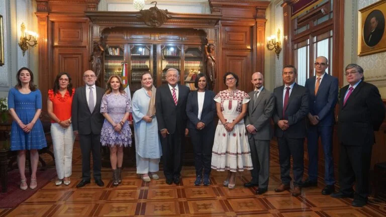 AMLO con consejeros del INE