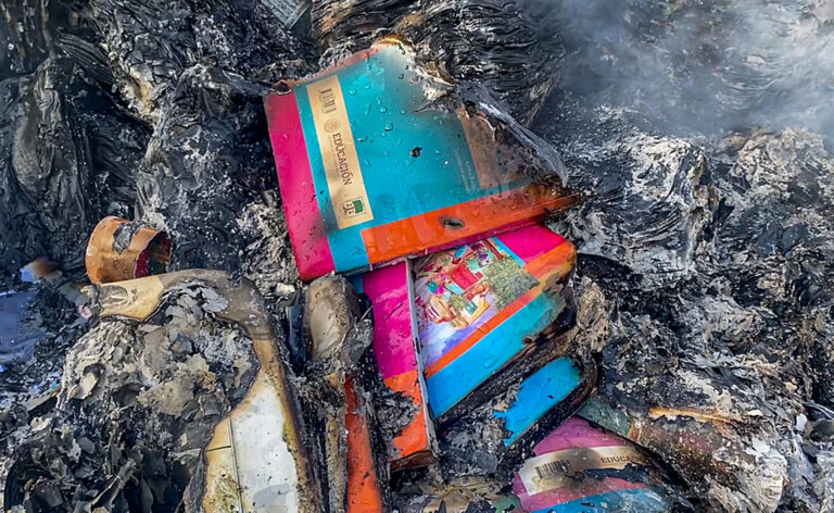 Indígenas del sur de México queman libros escolares por considerar sus contenidos no aptos