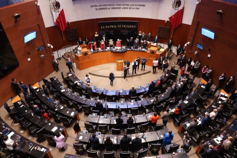 Olga Sánchez Cordero, presidenta de la mesa directiva en el Senado de la República, durante el himno nacional en la  Sesión Ordinaria.