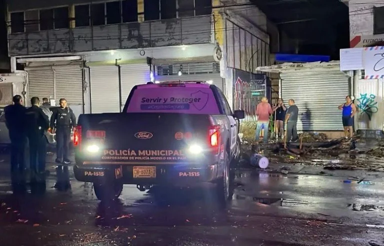Rescatan a dos personas arrastradas por la corriente